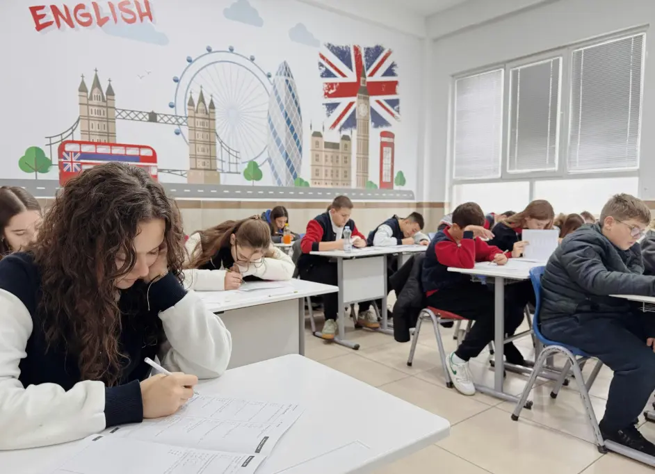 Estudiantes concentrados en el aula de un colegio internacional durante su año académico en el extranjero.